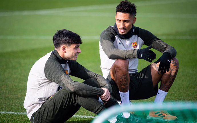 Pedri y Raphinha en un entrenamiento de Liga de Campeones del FC Barcelona