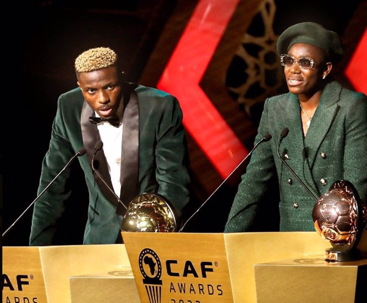 El delantero del Nápoles Victor Osimhen y la barcelonista Asisat Oshoala  ganan el Balón de Oro africano