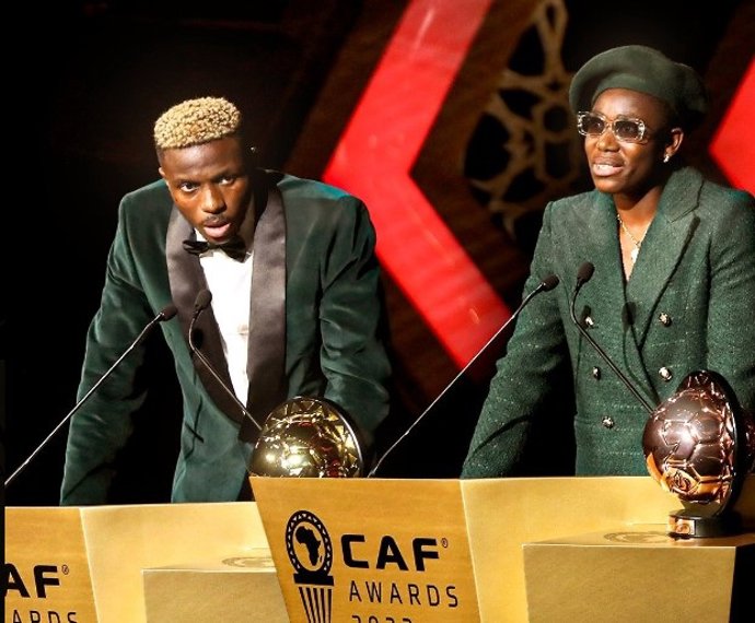 El delantero del Nápoles Victor Osimhen y la barcelonista Asisat Oshoala ganan el Balón de Oro africano