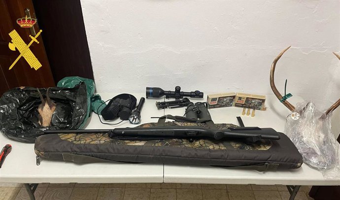 Detenidos dos taxidermistas en Teruel por transportar una cabeza de rebeco sin el precinto ni la documentación necesaria.