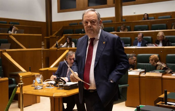 El consejero de Economía y Hacienda, Pedro Azpiazu, en el pleno de la Cámara vasca