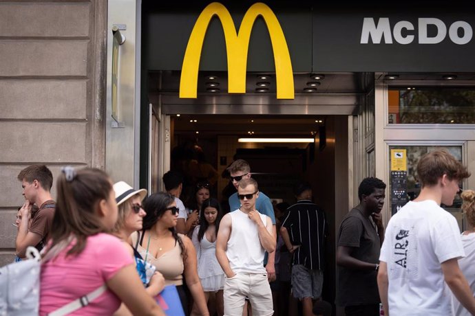 Archivo - Un restaurante de la franquicia McDonalds en Barcelona 