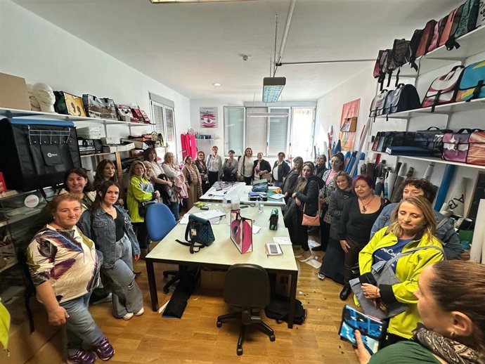 Medio centenar de mujeres emprendedoras del sector textil sostenible de los municipios de Almargen, Yunquera y Casabermeja han participado en 'Un día entre costuras', jornada organizada por la Diputación de Málaga y Fundación 'la Caixa'