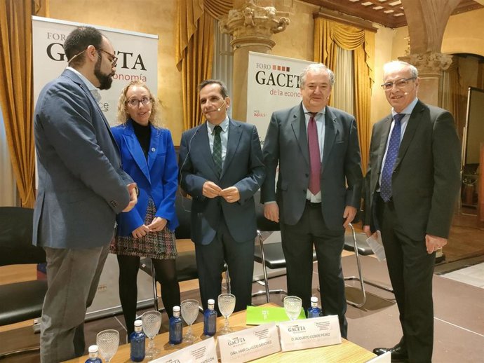 El director general del ICE, Augusto Cobos, en el foro organizado por La Gaceta de Salamanca junto al resto de intervinientes