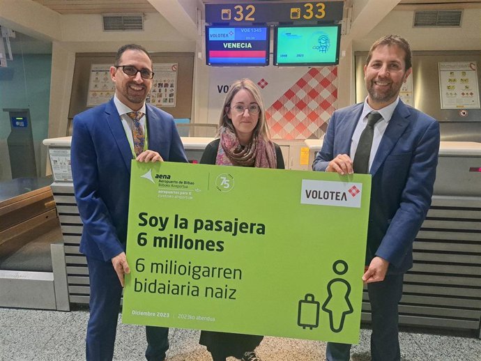 El aeropuerto de Bilbao entrega un regalo a la "pasajera 6 millones"