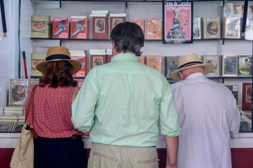 Archivo - Varias personas visitan la Feria de Otoño del Libro Viejo y Antiguo de Madrid en el Paseo de Recoletos, a 1 de octubre de 2023, Madrid (España). 