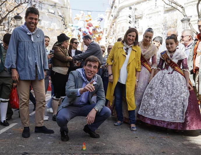 Archivo - El alcalde de Madrid, José Luis Martínez-Almeida (c), enciende un petardo en las Fallas de Valncia en una imagen de archivo