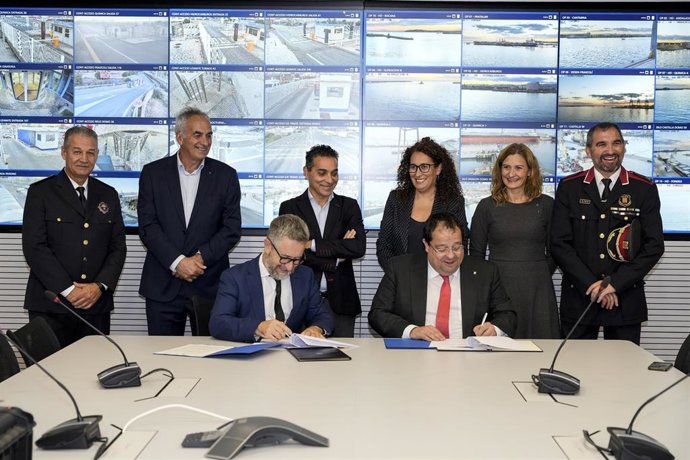 El conseller de Interior de la Generalitat, Joan Ignasi Elena, y el presidente del Port de Tarragona, Saül Garreta, durante la firma del convenio.