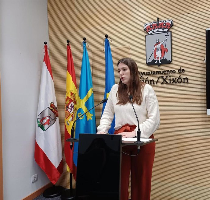 La portavoz de Podemos en el Ayuntamiento de Gijón, Olaya Suárez, en rueda de prensa en el Consistorio.