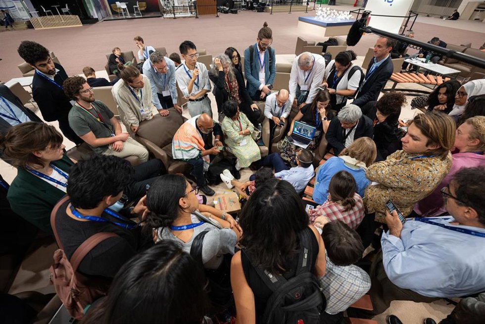 Asistentes a la COP28 escuchan el discurso del enviado especial de Estados Unidos,  John Kerry