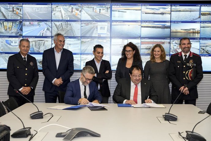 El conseller d'Interior de la Generalitat, Joan Ignasi Elena, i el president del Port de Tarragona, Saül Garreta, durant la signatura del conveni