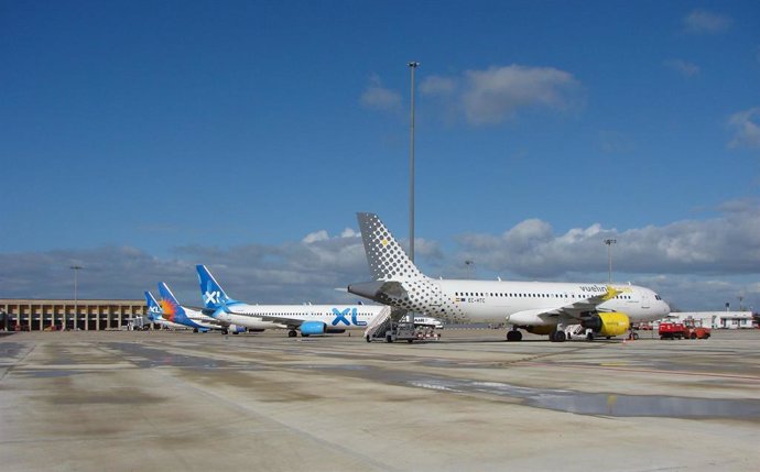 Archivo - Plataforma de estacionamiento de aeronaves del aeropuerto de Sevilla.