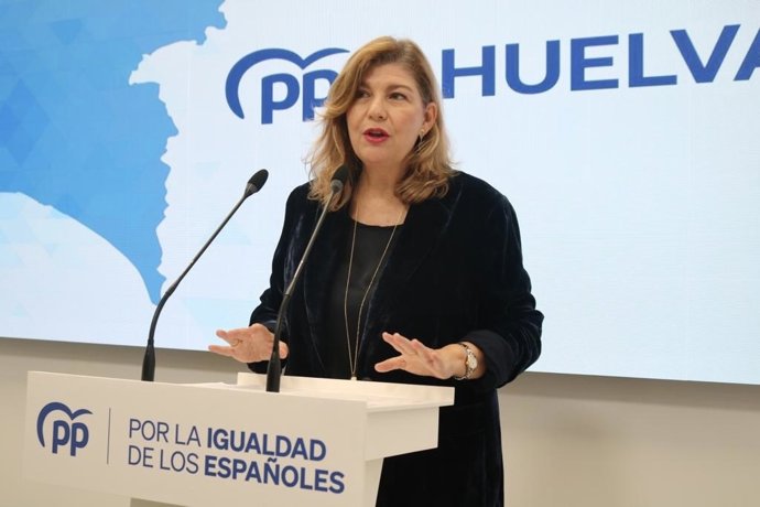 La secretaria general del PP de Huelva, Berta Centeno, en rueda de prensa.