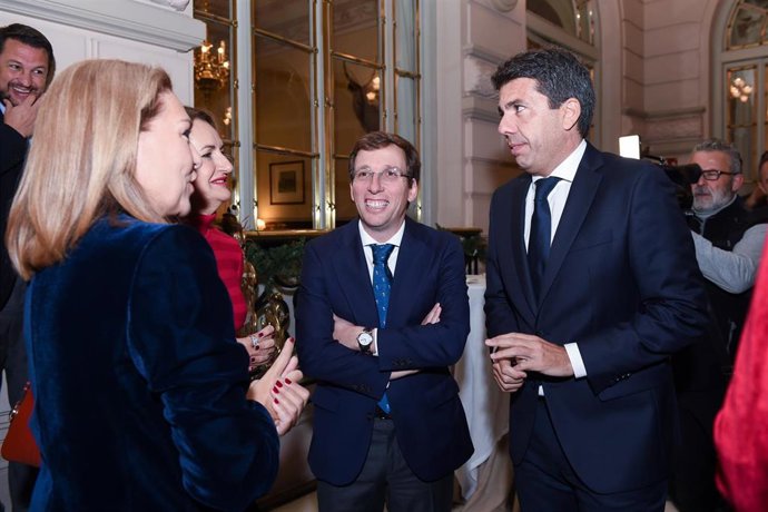 El alcalde de Madrid, José Luis Martínez-Almeida, y el presidente de la Generalitat Valenciana, Carlos Mazón, participan en la II Cumbre Empresarial Comunidad de Madrid-Comunidad Valenciana, en el Real Casino de Madrid, a 12 de diciembre de 2023,