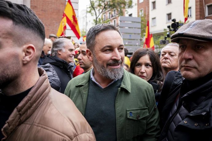 El líder de VOX, Santiago Abascal, durante una concentración frente a las sede del PSOE de la calle Ferraz.