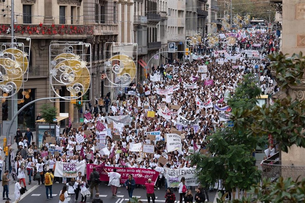 Huelga de personal sanitario y no sanitario y de enfermeras en Barcelona, a su paso por la Via Laietana, este martes