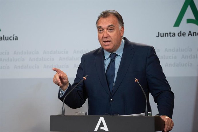 El consejero de Turismo, Cultura y Deporte, Arturo Bernal, en una rueda de prensa posterior al Consejo de Gobierno. 