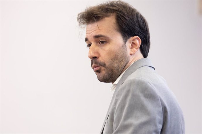 El diputado de Podemos Javier Sánchez Serna ofrece una rueda de prensa previa a la reunión de la Junta de Portavoces, a 12 de diciembre de 2023, en Madrid (España).