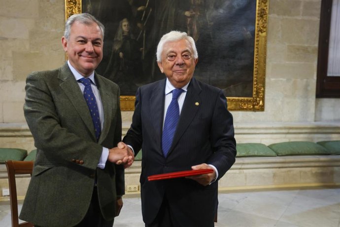 El alcalde de Sevilla, José Luis Sanz, con el presidente de la Cámara de Comercio, Francisco Herrero.