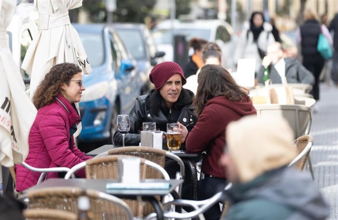 Varias personas en la terraza de una bar, a 4 de diciembre de 2023, en Madrid (España). 
