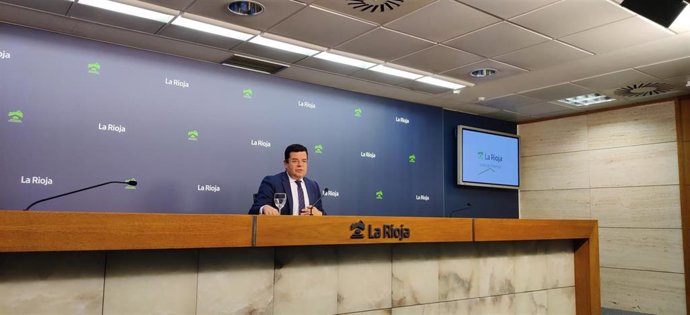 El portavoz del Gobierno riojano, Alfonso Domínguez en comparecencia de prensa