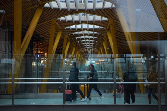 Varios viajeros en el Aeropuerto Adolfo Suárez-Madrid Barajas, a 10 de diciembre de 2023, en Madrid (España). 