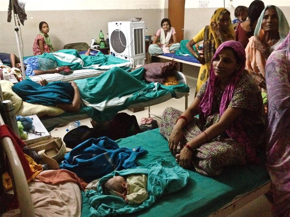 Archivo - Una maternidad en India.