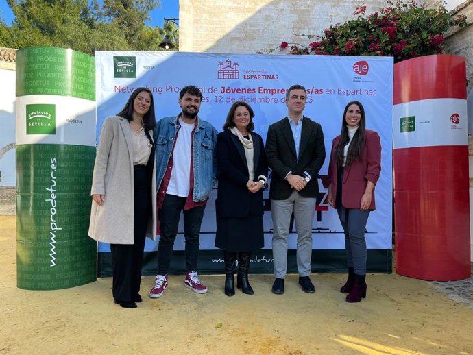 El vicepresidente de Prodetur, Rodrigo Rodríguez Hans, junto a la alcaldesa de Espartinas, Cristina Los Arcos, y la nueva presidenta de AJE-Sevilla, Belén Carmona, en la inauguración del Encuentro Provincial de Negocios 'Networking'.