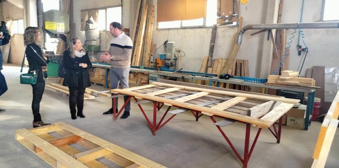 La empresa Maderas Ariño ha sido visitada por la directora general de Promoción Industrial e Innovación, Mar Paños