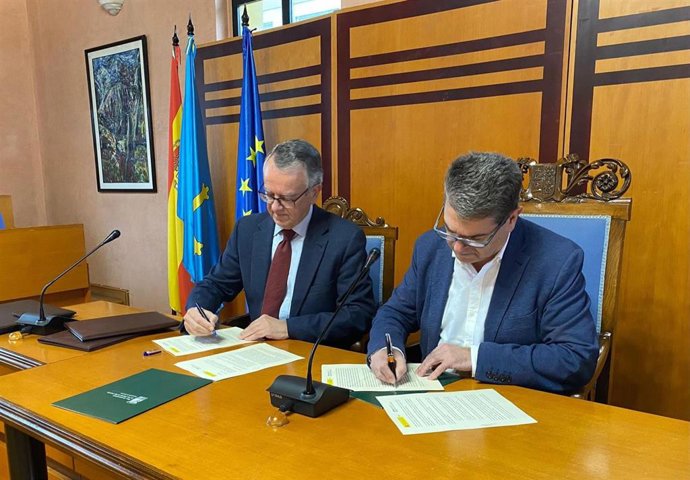 San Martín del Rey Aurelio firma un acuerdo con la CHC para la conservación de los ríos del municipio