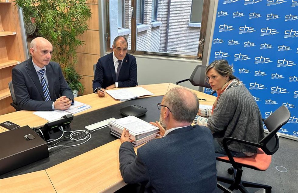 El subdirector de INTIA, Joaquín Puig, el consejero de Cohesión Territorial, Óscar Chivite, el director técnico de la CHE, Francisco José Hijós, y la presidenta de la CHE, María Dolores Pascual