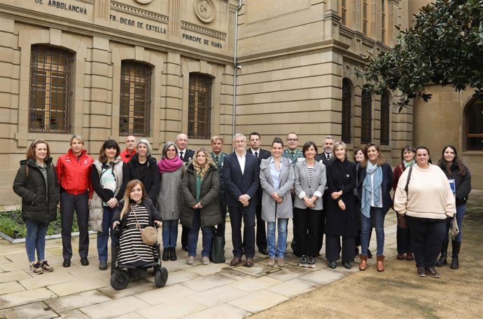 Félix Taberna y Begoña Alfaro, hoy, junto con Patricia Abad y representantes de entidades que ha participado en la elaboración del protocolo contra los matrimonios forzados.