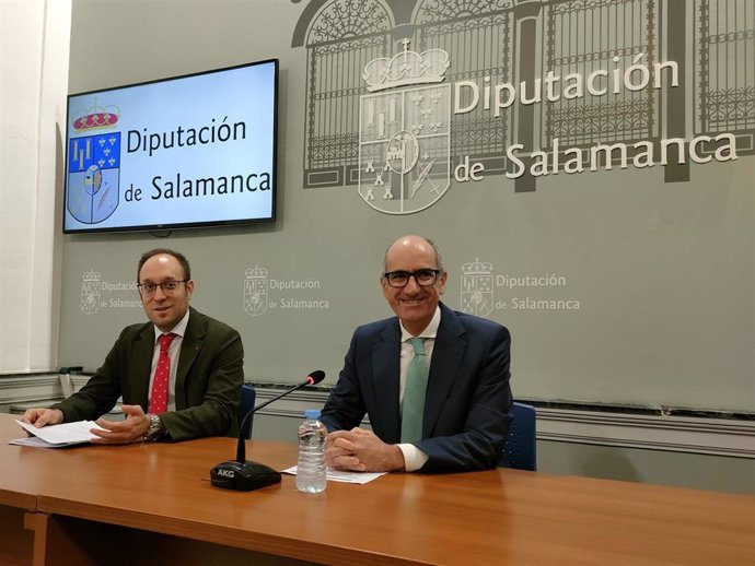 El presidente de la Diputación de Salamanca, Javier Iglesias (d), junto al diputado de Economía y Hacienda, Marcos Iglesias (i), en La Salina