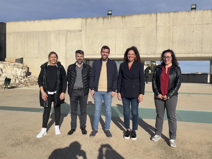 La portavoz socialista en el Consell, Catalina Cladera, y el teniente de alcalde y portavoz del PSIB en Monturi, Antoni Miralles, junto a otros representantes del PSIB frente al edificio del Ecomuseo Es Molinar de Monturi.