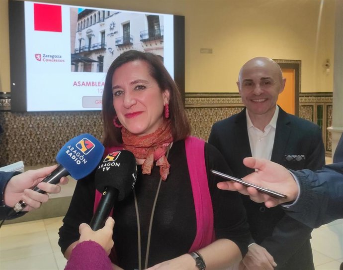 La consejera municipal de Cultura, Educación y Turismo, Sara Fernández, atiende a los medios de comunicación con motivo del Comité Ejecutivo y la Asamblea General de Socios de Zaragoza Convention Bureau.
