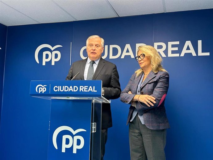 El alcalde de Ciudad Real, Francisco Cañizares, y la diputada en las Cortes de C-LM Lola Merino