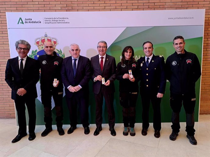 El presidente de la Diputación de Málaga, Francisco Salado, acompañado del presidente del CPB, Manuel Marmolejo, ha recogido en Sevilla este reconocimiento en un acto al que también han acudido efectivos del Consorcio.