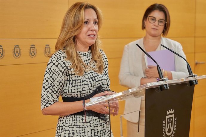 La presidenta del Cabildo de Tenerife, Rosa Dávila, y la directora insular de Igualdad, Patricia León