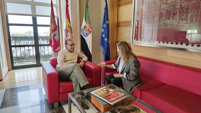 Reunión del alcalde de Cáceres, Rafael Mateos, y la directora del Gran Teatro, Marisa Caldera