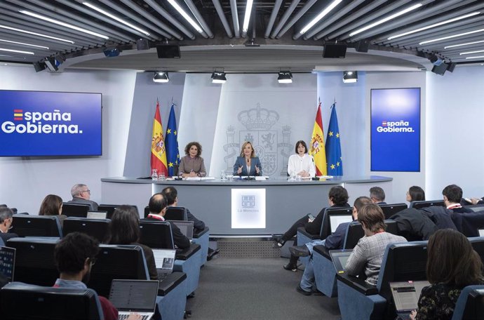 (I-D) La vicepresidenta cuarta y ministra de Hacienda y Función Pública, María Jesús Montero; la ministra portavoz, Pilar Alegría, y la ministra de Ciencia, Diana Morant, durante la rueda de prensa posterior a la reunión del Consejo de Ministros