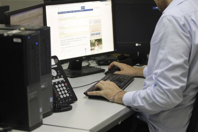 Archivo - Trabajador, oficina, teclado, ordenador