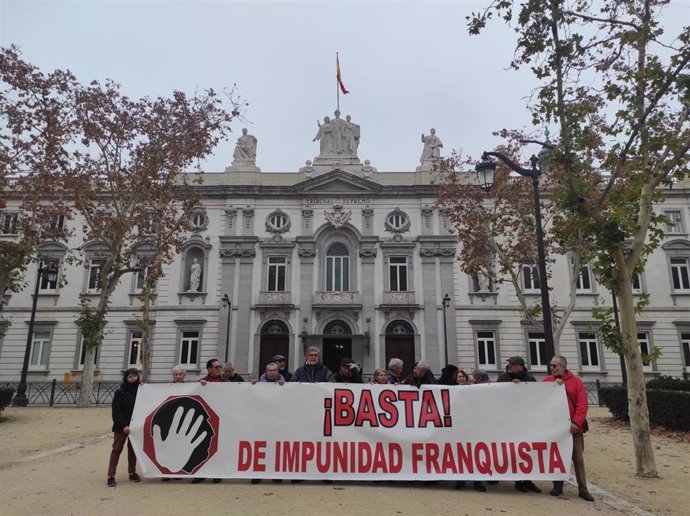 Víctimas del franquismo se concentran frente al Tribunal Supremo.