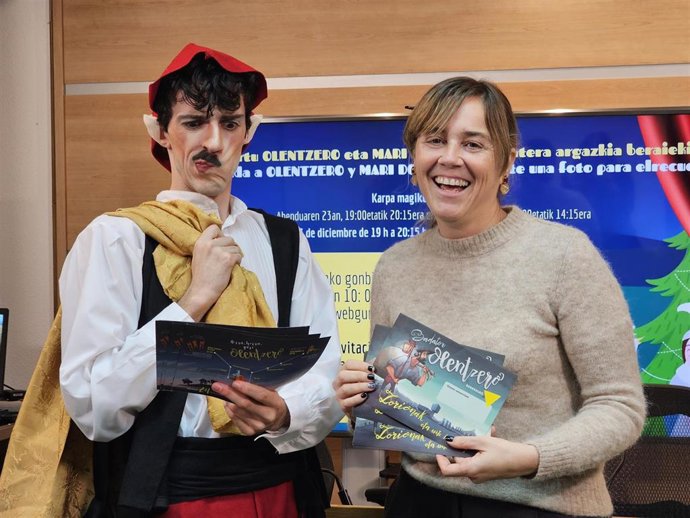 Nerea Cantero junto a uno de los galtzagorris de Olentzero.