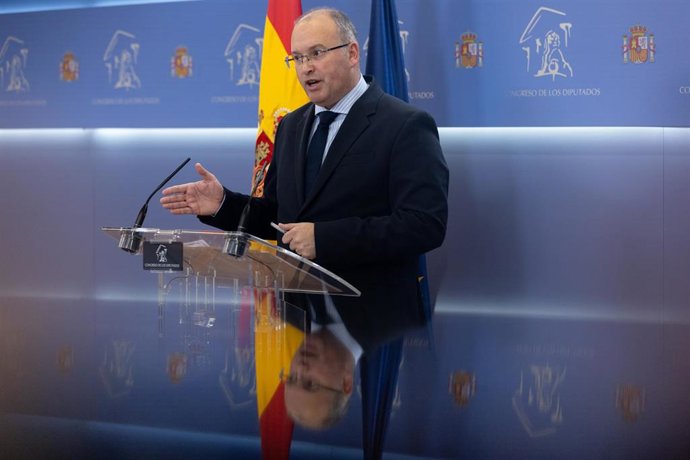 El portavoz del PP en el Congreso, Miguel Ángel Tellado, ofrece una rueda de prensa posterior a la reunión de la Junta de Portavoces, a 12 de diciembre de 2023, en Madrid (España).