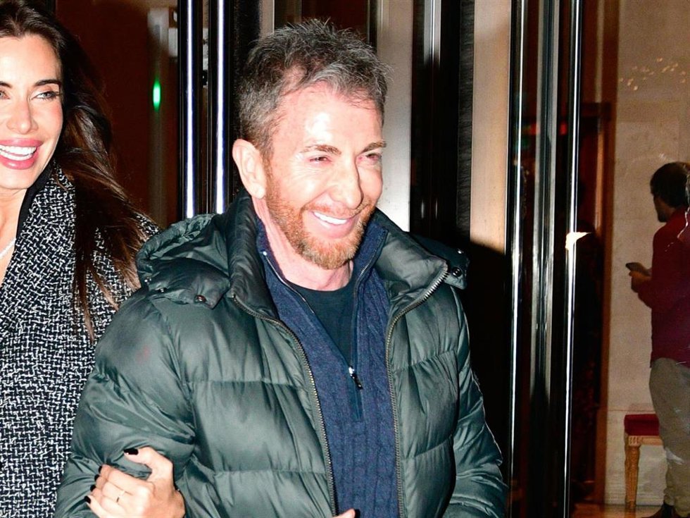 Pablo Motos sale del Teatro Real con Pilar Rubio tras asistir a la fiesta de Navidad de Atresmedia