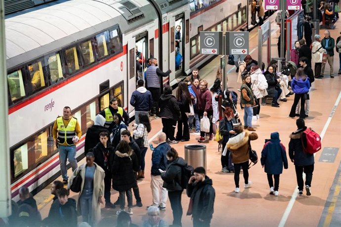Varias personas en un andén el día en el que ha descarrillado un tren Almería-Madrid, en la estación de Puerta de Atocha-Almudena Grandes, a 26 de noviembre de 2023, en Madrid (España).