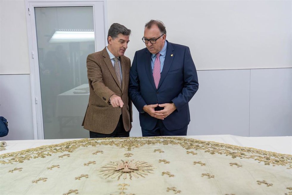 El consejero de Turismo, Cultura y Deporte, Arturo Bernal (d), junto a el presidente de la Hermandad Matriz de Almonte, Santiago Padilla (i), en el IAPH, durante la presentación de  la restauración del conjunto textil de los Montpensier