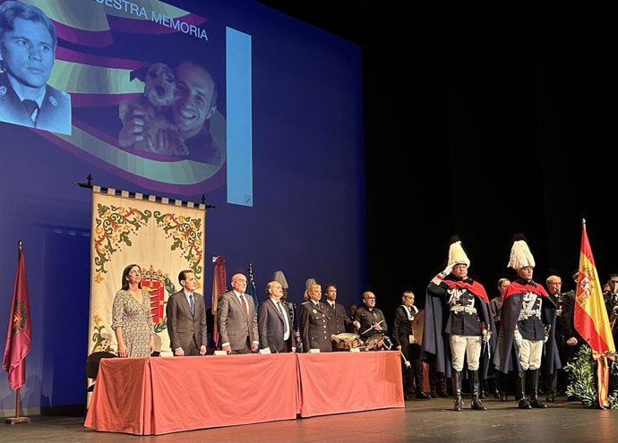 Celebración del homenaje a la bandera en el acto del Día de la Policía Municipal de Valladolid.