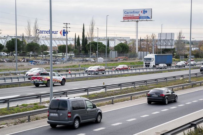 Varios coches circulan por la autovía A5, a 5 de diciembre de 2023, en Madrid (España). La Dirección General de Tráfico (DGT) prevé 1,6 millones de desplazamientos de largo recorrido por las carreteras de la Comunidad de Madrid durante los próximos días