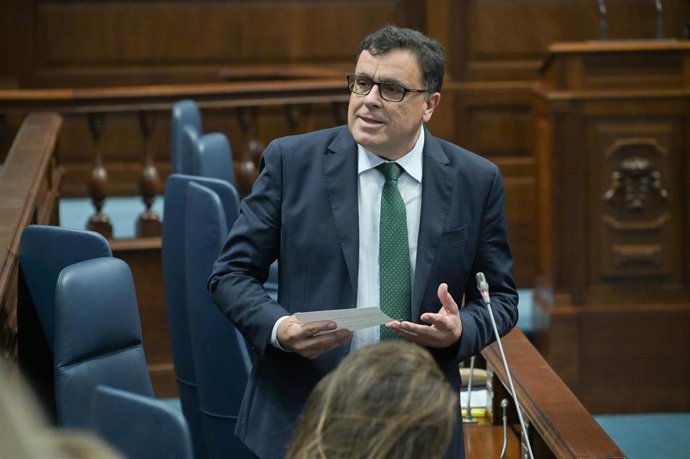 El consejero de Política Territorial, Cohesión Territorial y Aguas del Gobierno de Canarias, Manuel Miranda,en el Parlamento autonómico